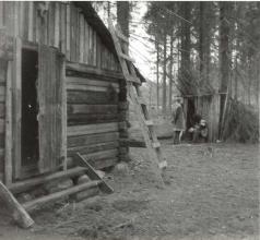 Taverna edestä, sekä silloinen metsäläislaavu