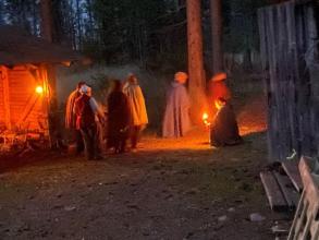 Lähtörituaalia tekemässä yöllä