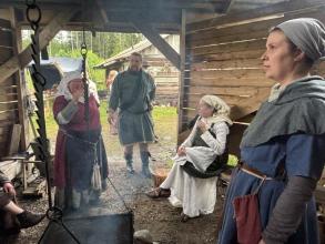 Pelin jälkipuintia grillikatoksessa