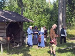 Serppent ja Sirja jututtavat Klemensiä ja Kaapoa