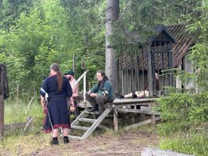 Väkeä häkin luona