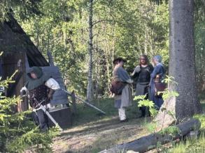 Väkeä vartiotuvan luona